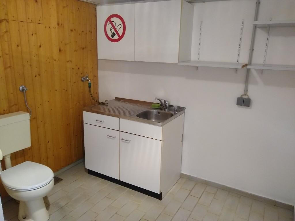 Kellerraum des Erdgeschosses mit Spüle und WC