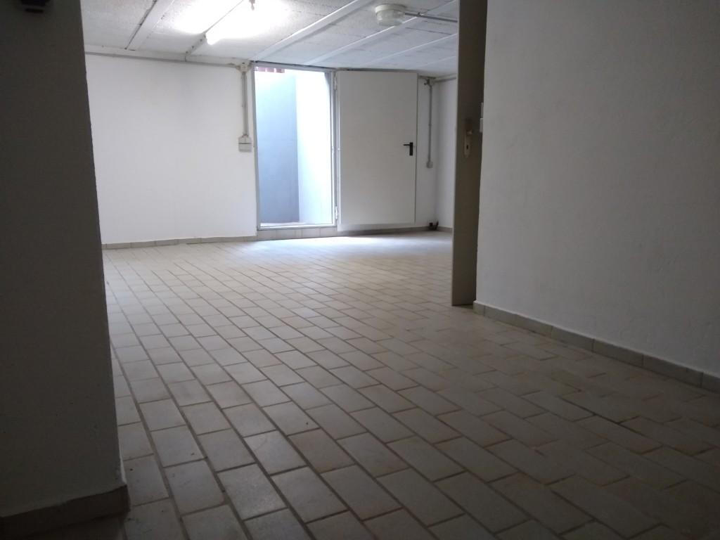 Keller des Erdgeschosses mit Zugang zur Terrasse und Garten