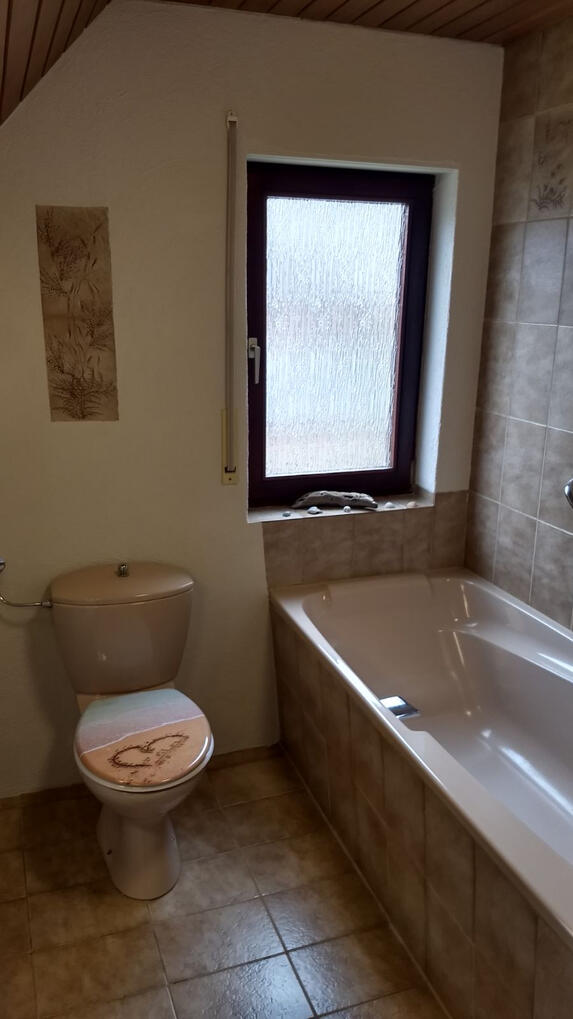 Wannenbad und Toilette Obergeschoss